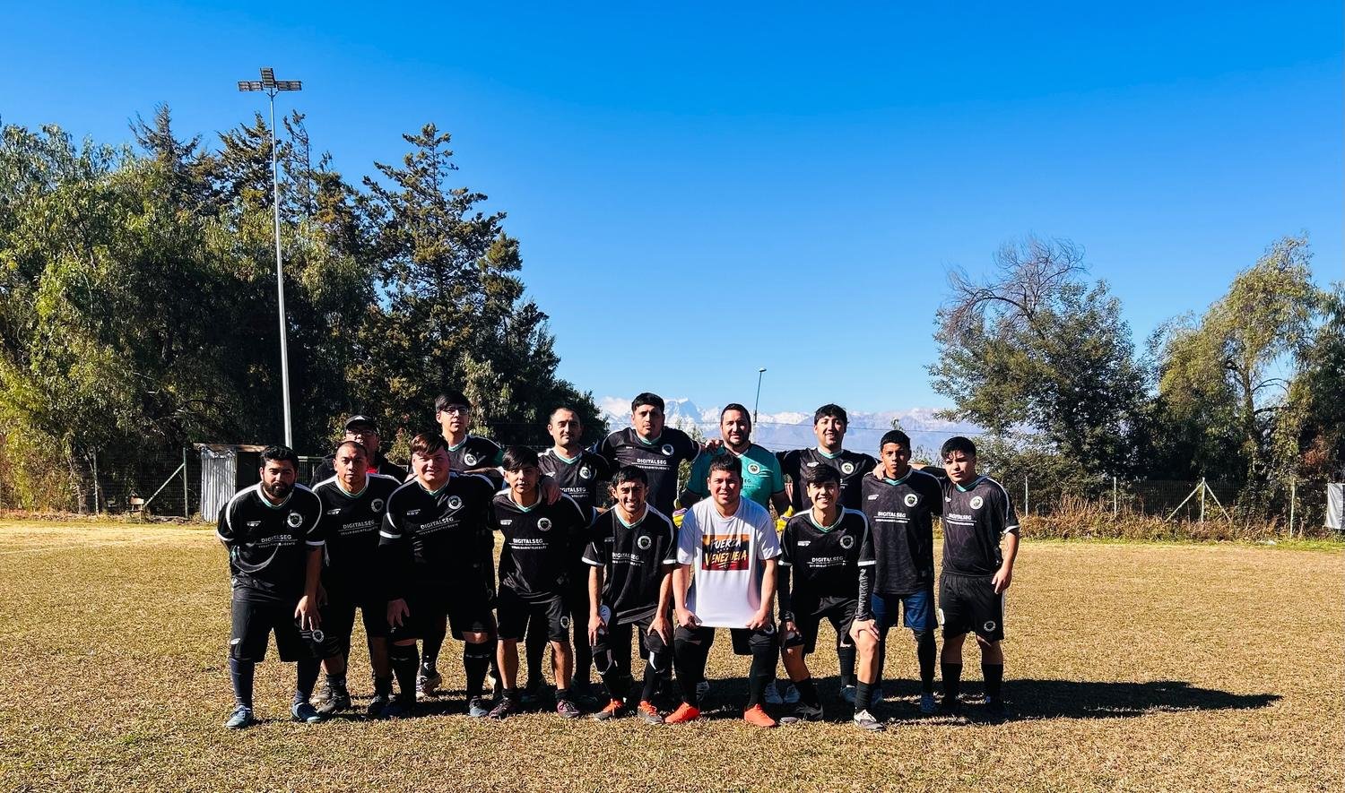 Equipo con la cordillera de fondo