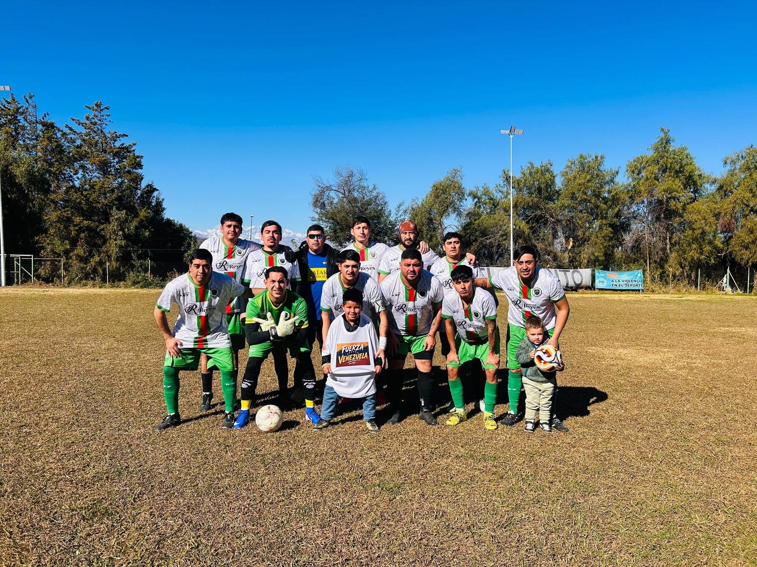 Los dos equipos antes del partido